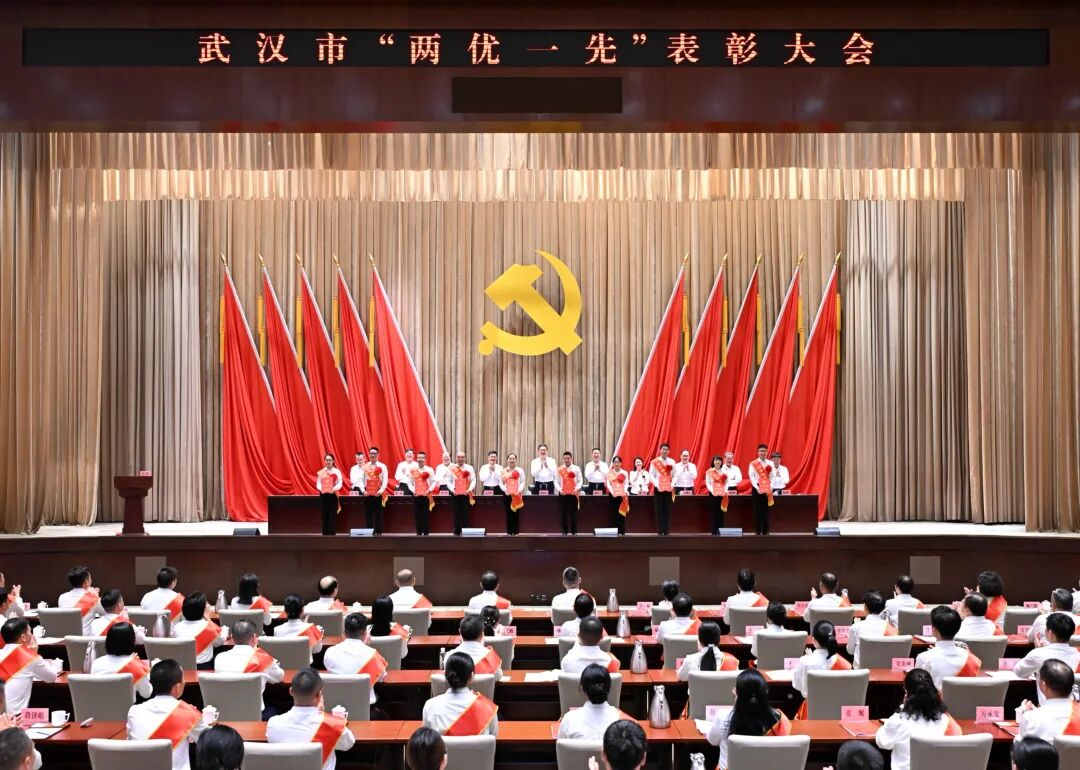 6月30日,武汉市召开“两优一先”表彰大会,表彰优秀共产党员、优秀党务工作者和先进基层党组织。本次表彰中,中共武汉艺画开天文化传播有限公司支部委员会荣获武汉市“全市先进基层党组织”称号。